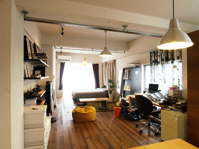 木目を基調とした、落ち着いた男性の一人暮らしの部屋