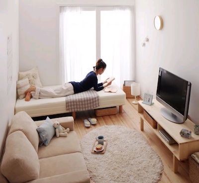 ベージュでおしゃれに統一した女性の一人暮らしの部屋