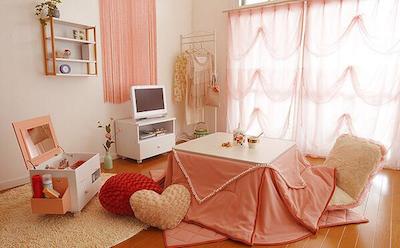 女の子らしいフェミニンな女性の一人暮らしの部屋